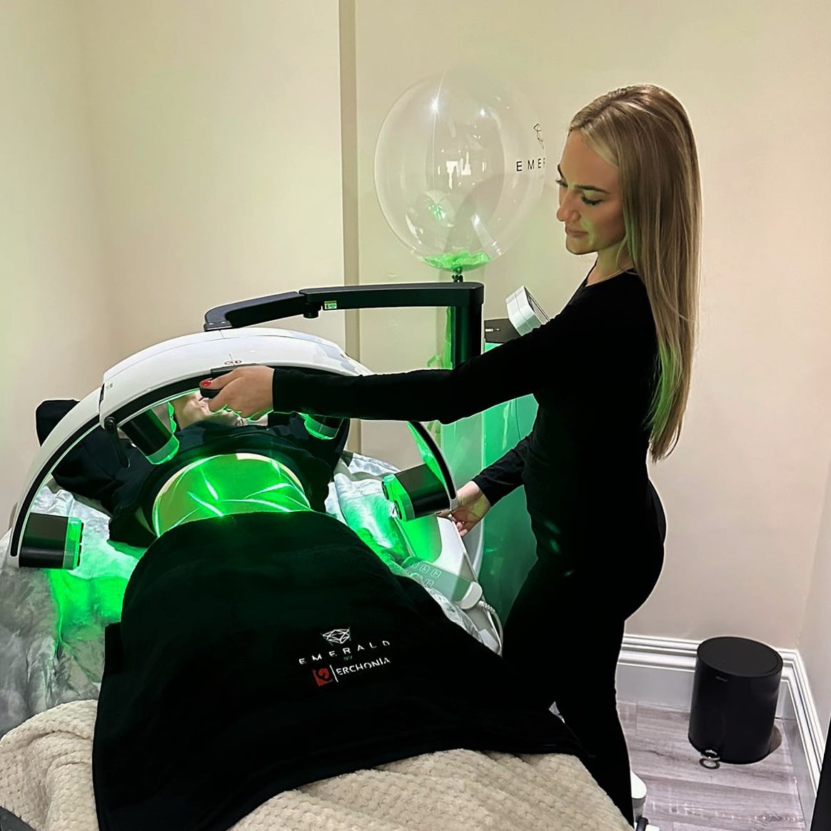 https://sundariwellnessclub.com/wp-content/uploads/2026/05/Woman-with-assistant.jpg